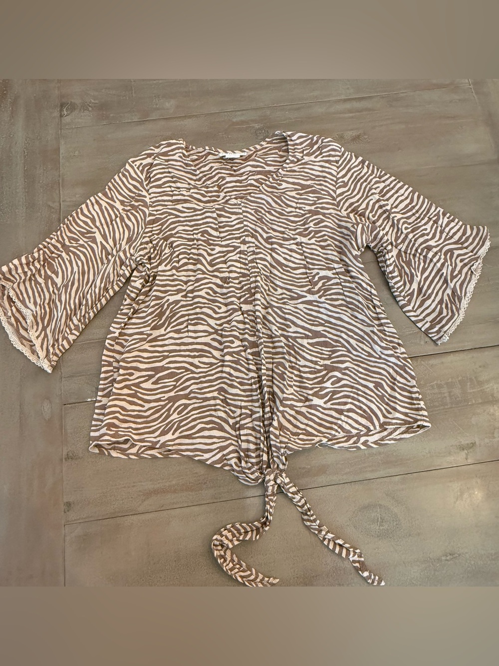 Ariat Top Women’s Medium Short Sleeve Tiger Stripe Lace Hem Lightweight Blouse